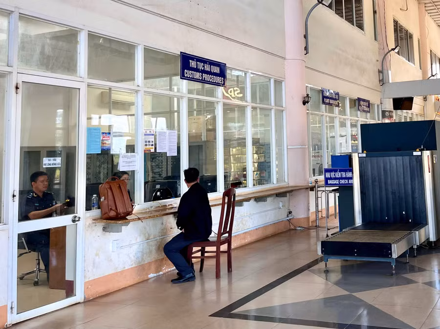 thu-tuc-hai-quan-cua-khau-quoc-te-le-thanh.jpg