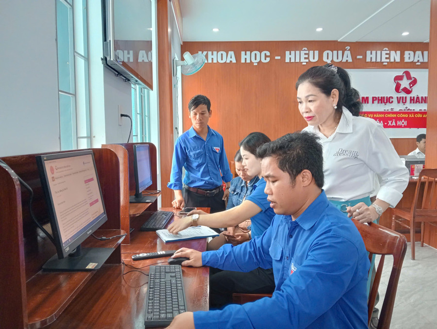 Phó Chủ tịch HĐND tỉnh Huỳnh Thúy Vân kiểm tra Trung tâm phục vụ Hành chính công phường An Bình. Ảnh: Ngô Sương anh-4.jpg