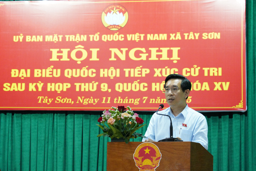 Đại biểu Quốc hội Nguyễn Văn Cảnh tiếp xúc cử tri xã Tây Sơn. Ảnh: Nguyễn Hân 1-3496.jpg