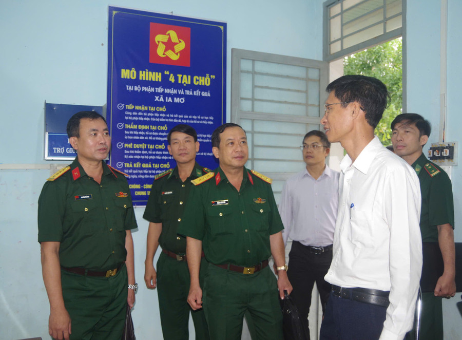 Đại tá Nguyễn Thế Vinh-Ủy viên Ban Thường vụ Tỉnh ủy, Chỉ huy trưởng Bộ Chỉ huy Quân sự tỉnh (bìa trái) gặp gỡ thăm hỏi, động viên cán bộ, nhân dân của xã. Ảnh: Huy Bắc anh-2.jpg