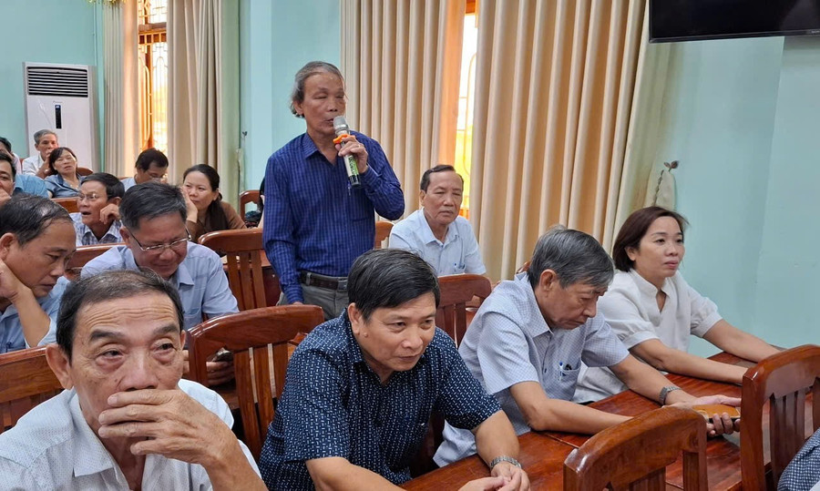 Cử tri phường Bình Định nêu kiến nghị. Ảnh: Công Năng zalo-204166321391043.jpg