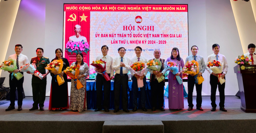 Bí thư Tỉnh ủy Hồ Quốc Dũng tặng hoa chúc mừng các đồng chí trong Ban Thường trực Ủy ban MTTQ Việt Nam tỉnh Gia Lai. Ảnh: Dũng Nhân img-20250711-085424.jpg
