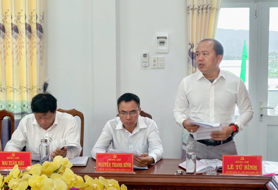 Bí thư Đảng ủy, Chủ tịch HĐND xã Bình An Lê Từ Bình báo cáo tại buổi làm việc. Ảnh: Dũng Nhân img-1062.jpg