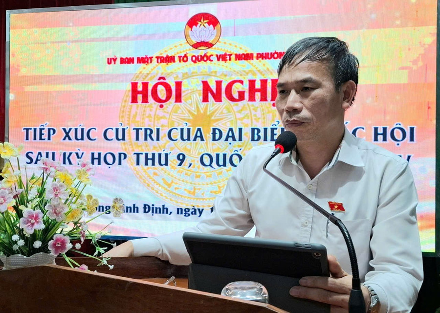 Ủy viên Ủy ban Pháp luật và Tư pháp của Quốc hội Đồng Ngọc Ba phát biểu tại buổi tiếp xúc cử tri. Ảnh: Công Năng zalo-204102863918319.jpg