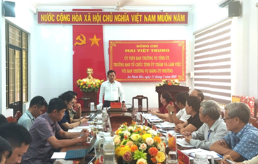 Đồng chí Mai Việt Trung phát biểu tại buổi làm việc với hệ thống chính trị phường An Nhơn Bắc. Ảnh: Kỳ Anh 1000020289-8054.jpg