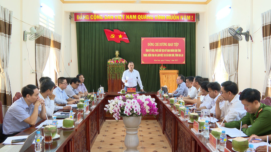 Quang cảnh buổi làm việc tại xã Kim Sơn. Ảnh: Bảo Long pho-chu-tich-ubnd-tinh-duong-mah-tiep-lam-viec-xa-kim-son.jpg