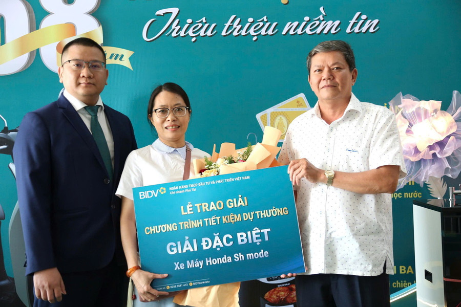 Đại diện BIDV Phú Tài trao giải đặc biệt cho khách hàng. Ảnh: T.SỸ z6793115777127-a1dc42e3c1511c3a691332ad9e764291.jpg