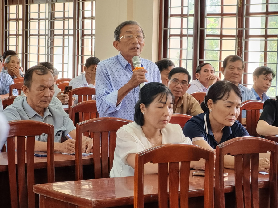 Cử tri xã Hoài Ân nêu kiến nghị tại buổi tiếp xúc. Ảnh: Công Năng 20250711-085604.jpg