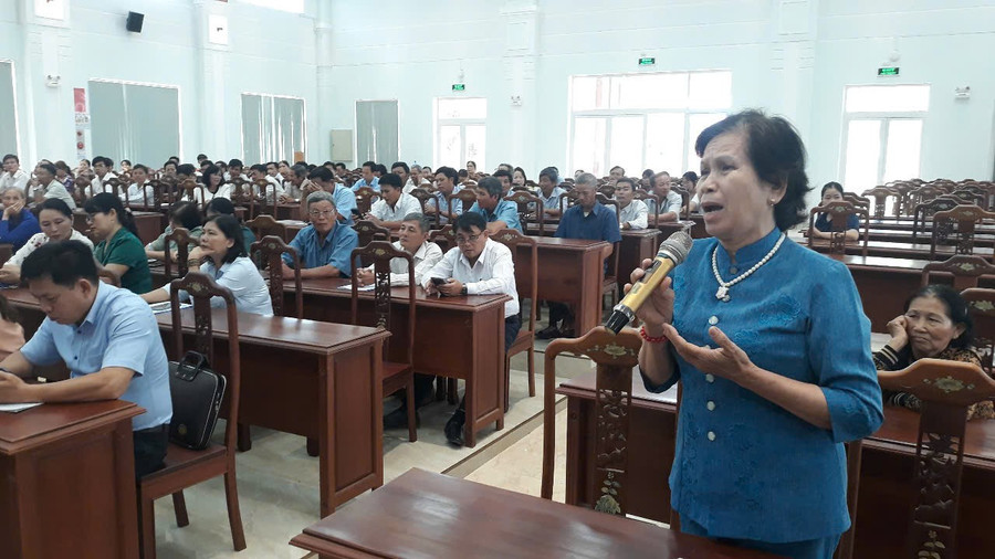 Cử tri xã Phù Mỹ nêu kiến nghị tại buổi tiếp xúc. Ảnh: Ngọc Tống cu-tri-phat-bieu-tai-buoi-tiep-xuc.jpg