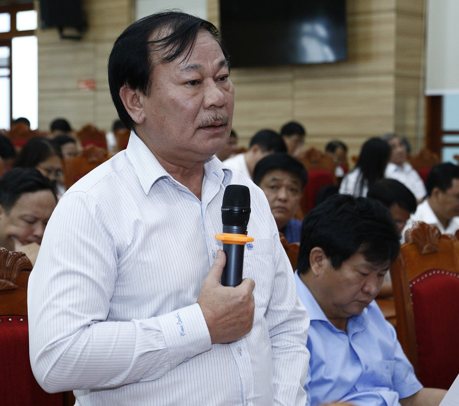 Bí thư Đảng ủy xã Tây Sơn Nguyễn Văn Hùng cho biết để không bị đứt gãy trong công việc, các bộ, công chức ở địa phương xác định làm việc không có ngày nghỉ. Ảnh: Hân Phúc 2-7099.jpg