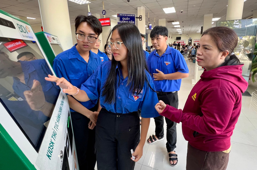 ĐVTN hỗ trợ người dân tại Trung tâm Phục vụ hành chính công tỉnh. Ảnh: D.L 4.jpg