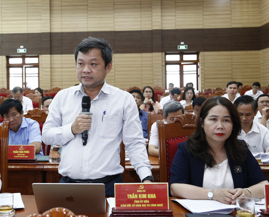 Giám đốc Sở Khoa học và Công nghệ Trần Kim Kha thông tin về việc đảm bảo hạ tầng khoa học, công nghệ phục vụ vận hành chính quyền địa phương 2 cấp. Ảnh: Hân Phúc 5.jpg
