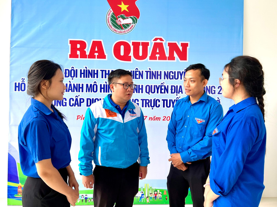 Phó Bí thư Tỉnh Đoàn Gia Lai Nguyễn Chí Hiếu động viên đội hình tình nguyện hỗ trợ dịch vụ công trực tuyến tại phường Pleiku. Ảnh: Minh Nhật z6779585277465-287983a7555e557a5540105014e35925.jpg