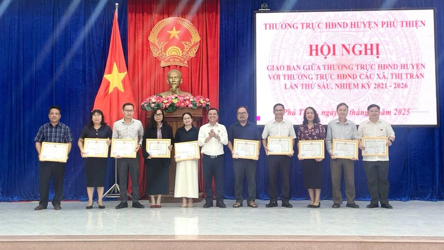 11 tập thể xuất sắc được tặng giấy khen tại hội nghị. Ảnh: Hoa Mai hinh-khen-thuong-gui.jpg