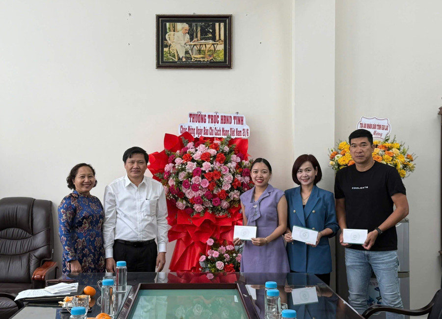 Các đồng chí Thường trực HĐND tỉnh trao thưởng cho nhóm tác giả đạt giải tại Giải báo chí toàn quốc về Quốc hội và HĐND. Ảnh: P.V d-4246.jpg
