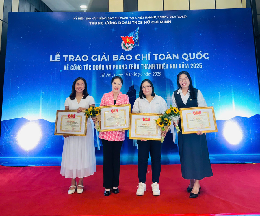 Nhóm tác giả Báo Gia Lai tại lễ trao giải. Ảnh: H.G z6722409885834-d5792e3a5aea3b036823ced1ca3b9640.jpg