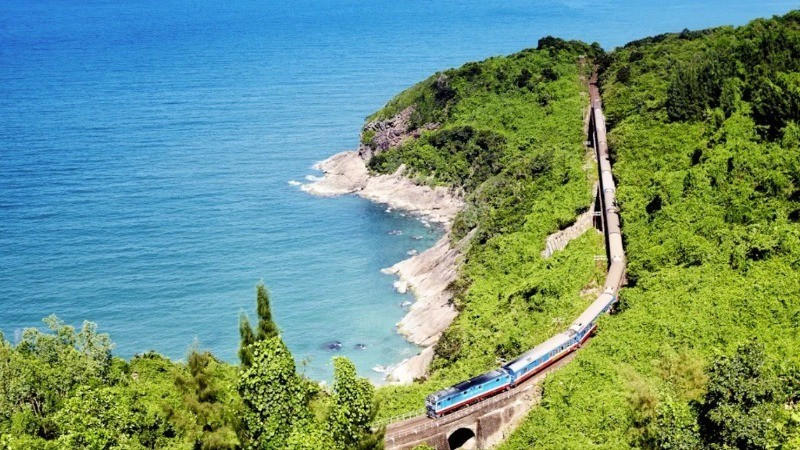 Tàu Thống Nhất chạy qua đèo Hải Vân nằm giữa Huế và Đà Nẵng. Ảnh: Lonely Planet img-2725.jpg