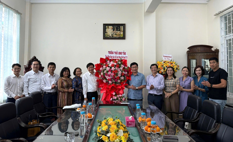 Đoàn công tác tặng hoa chúc mừng Báo Gia Lai nhân kỷ niệm 100 năm Ngày Báo chí Cách mạng Việt Nam. Ảnh: P.V z6724113099293-8111e031f1e22c06f6eb23564021e409-3342.jpg