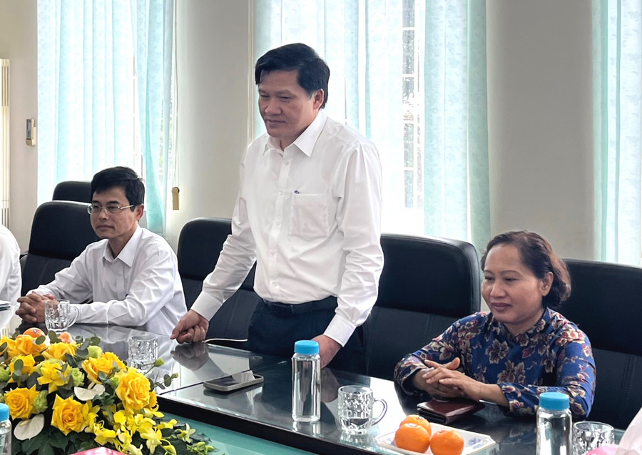 Phó Chủ tịch Thường trực HĐND tỉnh Trương Văn Đạt chúc mừng tập thể Báo Gia Lai nhân kỷ niệm 100 năm Ngày Báo chí Cách mạng Việt Nam. Ảnh: P.V tempimageufogye-229.jpg