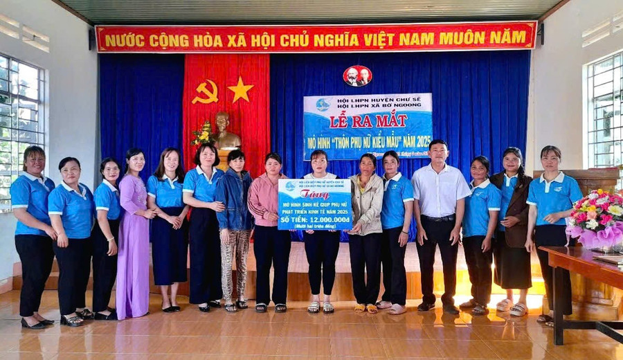 Hội LHPN huyện Chư Sê trao mô hình sinh kế cho hội viên nghèo xã Bờ Ngoong phát triển kinh tế. Ảnh: H.V z6624027213858-dfba6b1d02aede36e2564fdf11a87ab2.jpg