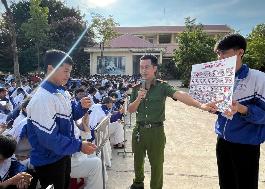Học sinh hào hứng tham gia tìm hiểu kiến thức về giao thông đường bộ tại buổi tuyên truyền. Ảnh: Khánh Phong annh-1.jpg