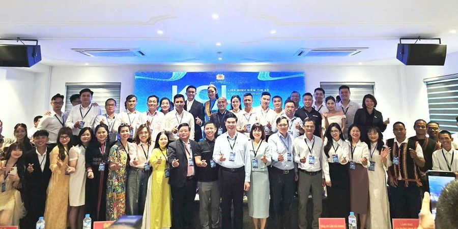 Các KOL, quản trị viên fanpage trên địa bàn tỉnh Gia Lai cam kết tuân thủ pháp luật và quy tắc ứng xử trên không gian mạng. Ảnh: A.N image-24.jpg