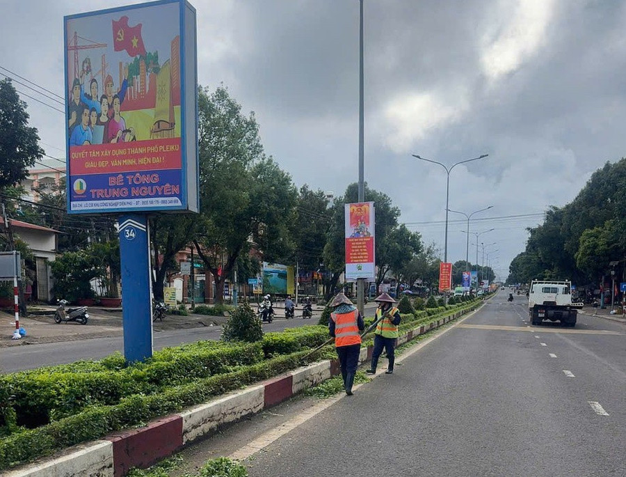 Công nhân Công ty cổ phần Đô thị Gia Lai chăm sóc cây xanh trên các tuyến giao thông trong đô thị. cong-nhan-cong-ty-co-phan-do-thi-gia-lai.jpg
