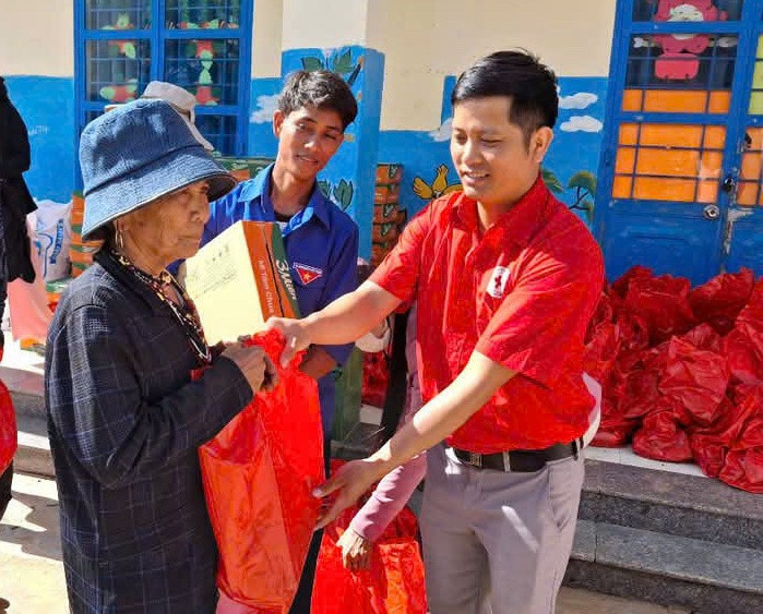Đoàn từ thiện trao quà cho người dân. Ảnh: Hồng Ngọc ong-mai-van-phong-pho-chu-tich-hoi-chu-thap-do-huyen-kong-chro-tang-qua-cho-nguoi-ngheo-kho-khan-xa-sro.jpg