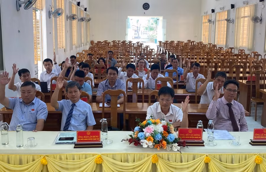 cac-dai-bieu-hdnd-huyen-ia-grai-khoa-xiii-bieu-quyet-thong-qua-3-du-thao-nq-tai-ky-hop-19-chuyen-de.jpg