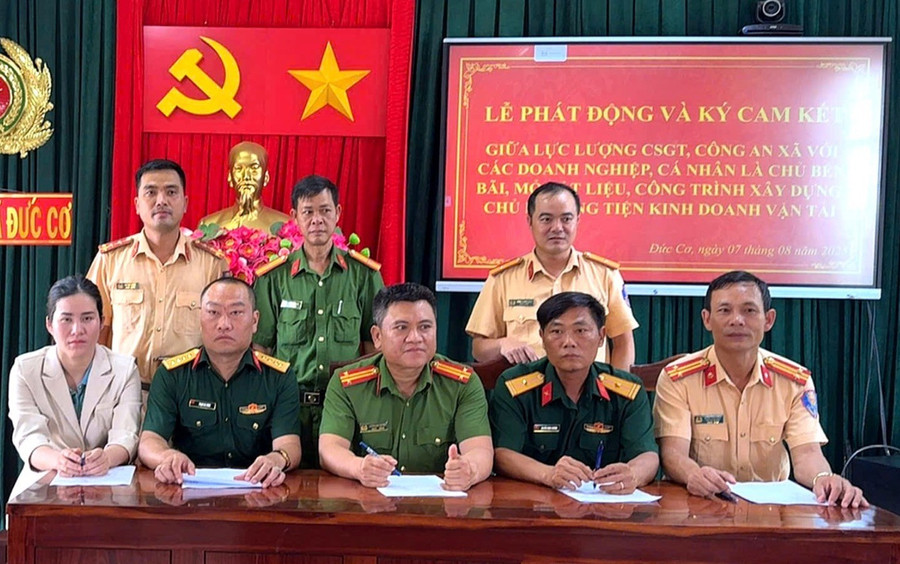 Lực lượng chức năng và đại diện các doanh nghiệp, tổ chức ký cam kết đảm bảo trật tự an toàn giao thông. Ảnh: ĐVCC le-ky-ket-3046.jpg