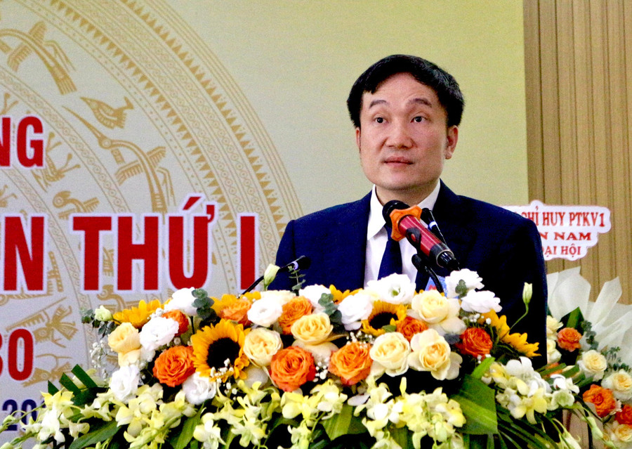 សមមិត្ត Nguyen Tuan Anh - សមាជិកគណៈកម្មាធិការអចិន្ត្រៃយ៍បក្សខេត្ត អនុប្រធានគណៈកម្មាធិការប្រជាជនខេត្តបានថ្លែងសុន្ទរកថានៅមហាសន្និបាត។ រូបថត៖ N.H z6882449303113-f26e5b80df39e5dc3681d59a8536fbbc.jpg