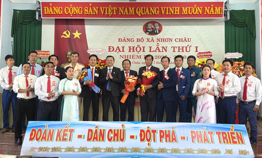 Ban Chấp hành Đảng bộ xã Nhơn Châu nhiệm kỳ 2025-2030 ra mắt Đại hội. Ảnh: Hồng Thương 3ra-mat-ban-chap-hanh-dang-bo-xa-nhon-chau-khoa-i-nhiem-ky-2025-2030-anh-hong-thuong.jpg