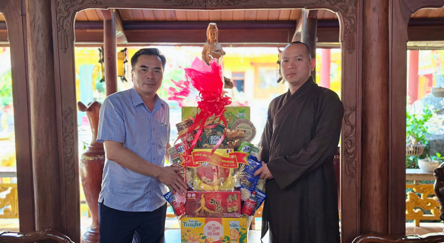 Ông Nguyễn Hữu Sung-Phó Chủ tịch Thường trực UBND TP. Pleiku thăm, chúc mừng Đại lễ Phật đản Phật lịch 2569 tại Chùa Quan Âm (phường Trà Bá). Ảnh: Bá Bính anh-2.jpg