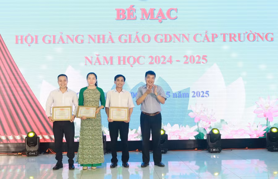 ban-to-chuc-trao-giay-khen-cho-cac-nha-giao-dat-giai-nhat-tai-hoi-giang-nha-giao-gdnn-nam-2025.jpg