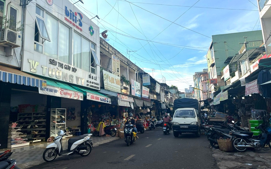 Dịch vụ sử dụng ki-ốt, cửa hàng tại chợ là công trình cố định theo thiết kế chợ, có diện tích tối thiểu 3m², mái che, vách ngăn riêng, hệ thống điện, mặt bằng khô ráo. Ảnh: P.V trung-tam-thuong-mai-pleiku.jpg