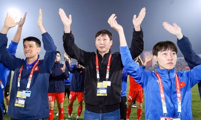 HLV Kim Sang-sik vui mừng tột độ vì hoàn thành nhiệm vụ trên mức kỳ vọng tại ASEAN Cup 2024. Ảnh: VFF