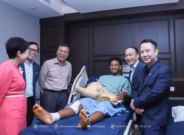 Đại diện VFF thăm tiền đạo Nguyễn Xuân Son sáng 7-1