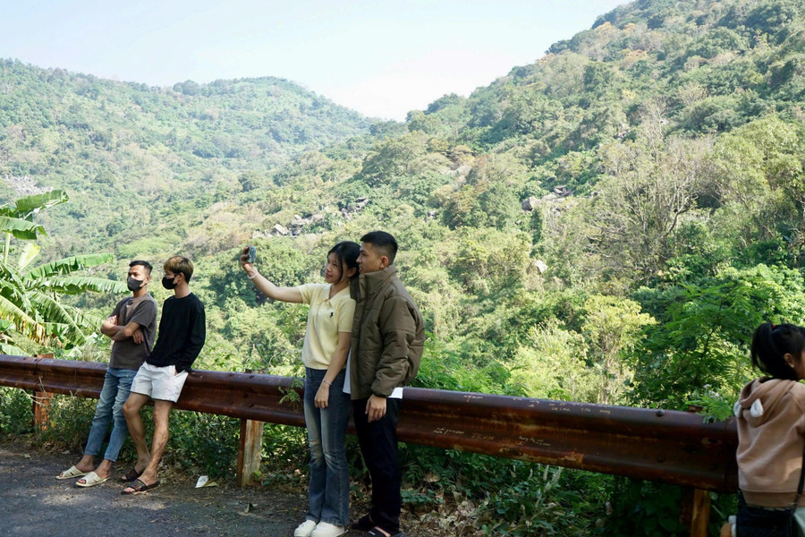Hầu như sáng nào ở Ma Thiên Lãnh cũng có sương bay là đà. Dọc theo các sườn núi là những cánh rừng bạt ngàn, xanh thẳm với nhiều cây cổ thụ. Xen lẫn trong những cánh rừng ấy là vườn xoài, mãng cầu, dừa, chuối trĩu quả