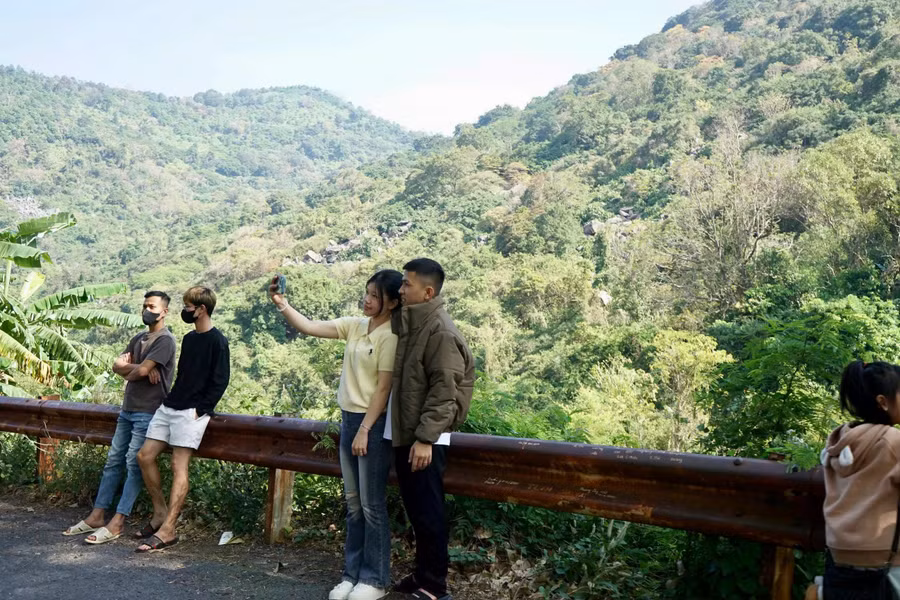Hầu như sáng nào ở Ma Thiên Lãnh cũng có sương bay là đà. Dọc theo các sườn núi là những cánh rừng bạt ngàn, xanh thẳm với nhiều cây cổ thụ. Xen lẫn trong những cánh rừng ấy là vườn xoài, mãng cầu, dừa, chuối trĩu quả