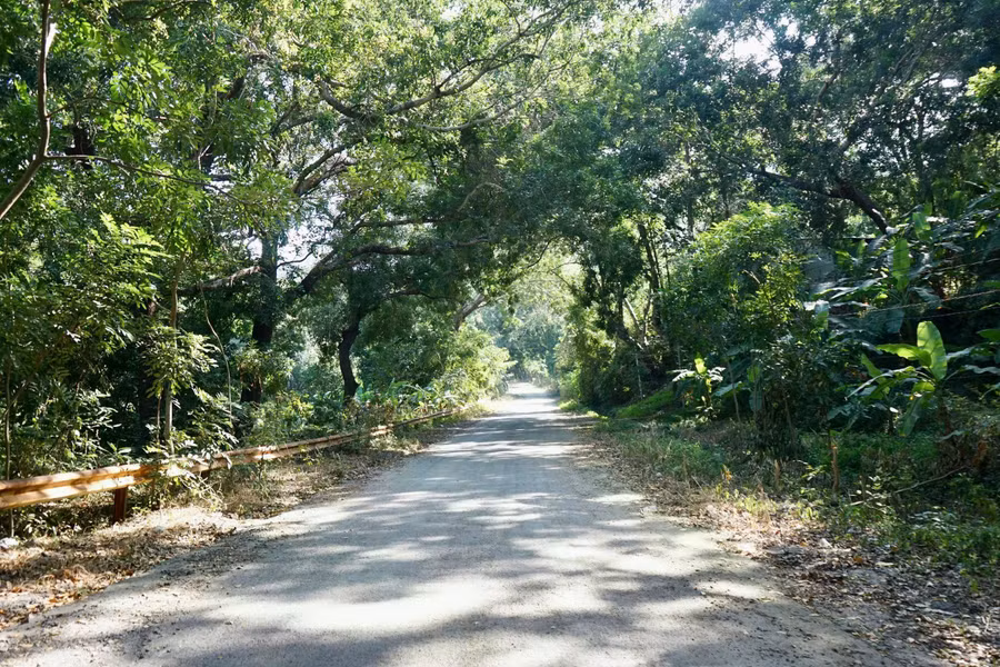 Ma Thiên Lãnh nằm ở xã Thạnh Tân, TP.Tây Ninh (Tây Ninh), nơi đây là khu vực tiếp giáp giữa ba ngọn núi: Núi Bà Đen, núi Heo và núi Phụng. Thung lũng Ma Thiên Lãnh rộng khoảng 2.000 ha, có độ cao từ 300 - 400m so với mực nước biển