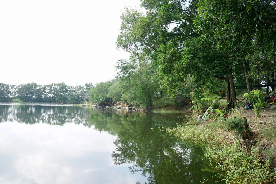 Ma Thiên Lãnh mang vẻ đẹp khiến lòng người say đắm nhờ nét đẹp nguyên sơ và bí ẩn. Thung lũng Ma Thiên Lãnh được ví như lòng chảo khổng lồ đang ôm trọn những cánh rừng nguyên sinh xanh thẳm, những loài cổ thụ quý, vườn cây ăn quả tươi xanh. Cùng với đó, cảnh sắc được tô điểm thêm bởi màu xanh của mây trời, của làn nước mát lành. Chính vì vậy, du khách không nên bỏ lỡ điểm du lịch này khi có dịp ghé Tây Ninh.