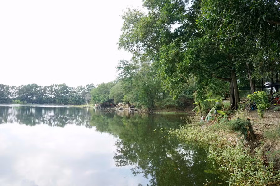 Ma Thiên Lãnh mang vẻ đẹp khiến lòng người say đắm nhờ nét đẹp nguyên sơ và bí ẩn. Thung lũng Ma Thiên Lãnh được ví như lòng chảo khổng lồ đang ôm trọn những cánh rừng nguyên sinh xanh thẳm, những loài cổ thụ quý, vườn cây ăn quả tươi xanh. Cùng với đó, cảnh sắc được tô điểm thêm bởi màu xanh của mây trời, của làn nước mát lành. Chính vì vậy, du khách không nên bỏ lỡ điểm du lịch này khi có dịp ghé Tây Ninh.
