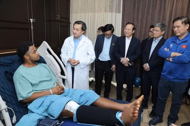 Thứ trưởng Trần Văn Thuấn thăm, động viên tuyển thủ Nguyễn Xuân Son sau ca phẫu thuật. Ảnh: Trần Minh