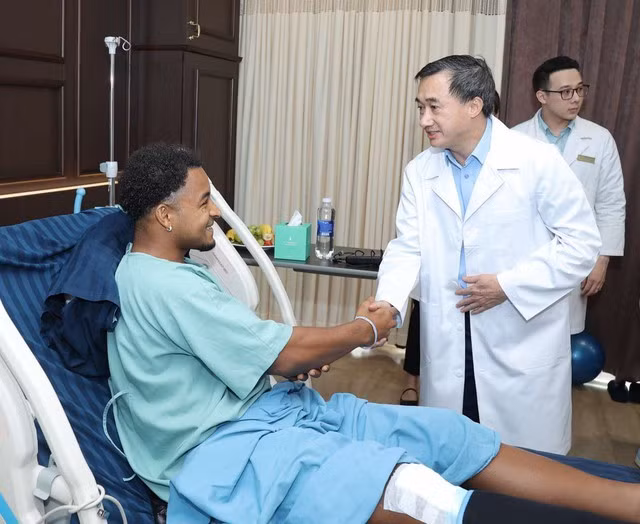 Thứ trưởng Trần Văn Thuấn thăm, động viên tuyển thủ Nguyễn Xuân Son sau ca phẫu thuật. Ảnh: Trần Minh