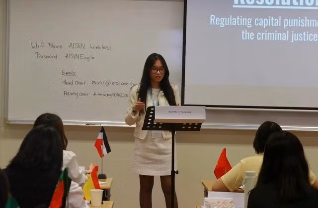 Khánh Ngọc tự tin thuyết trình trong một cuộc thi