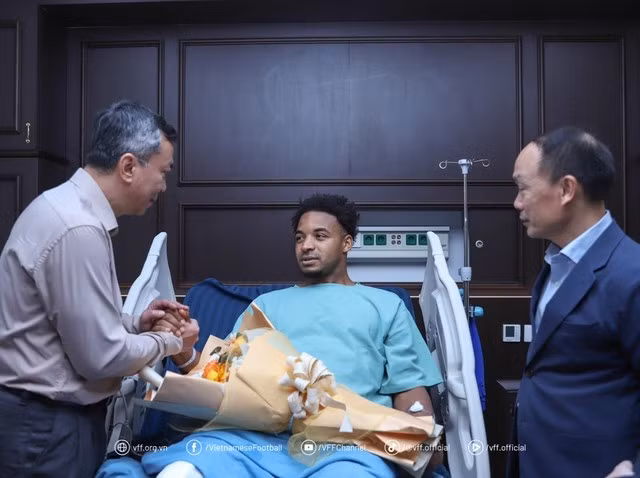 Chủ tịch VFF Trần Quốc Tuấn (thứ hai từ trái sang) chúc Xuân Son mau hồi phục. Ảnh. VFF