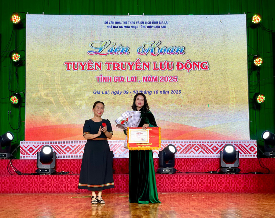 Phó Giám đốc Sở Văn hóa-Thể thao và Du lịch Lê Thị Thu Hương (trái) trao giải nhất toàn đoàn cho đại diện Trung tâm Văn hóa-Thông tin và Thể thao xã Chư Păh. Ảnh: Lam Nguyên 9d3bfea7d2c05f9e06d1.jpg
