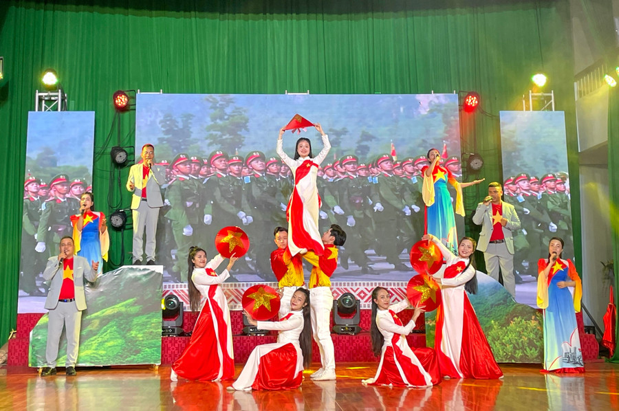 Một tiết mục văn nghệ cổ động của Trung tâm Văn hóa-Thông tin và Thể thao xã Chư Sê. Ảnh: Lam Nguyên 0600d9abf2cc7f9226dd.jpg