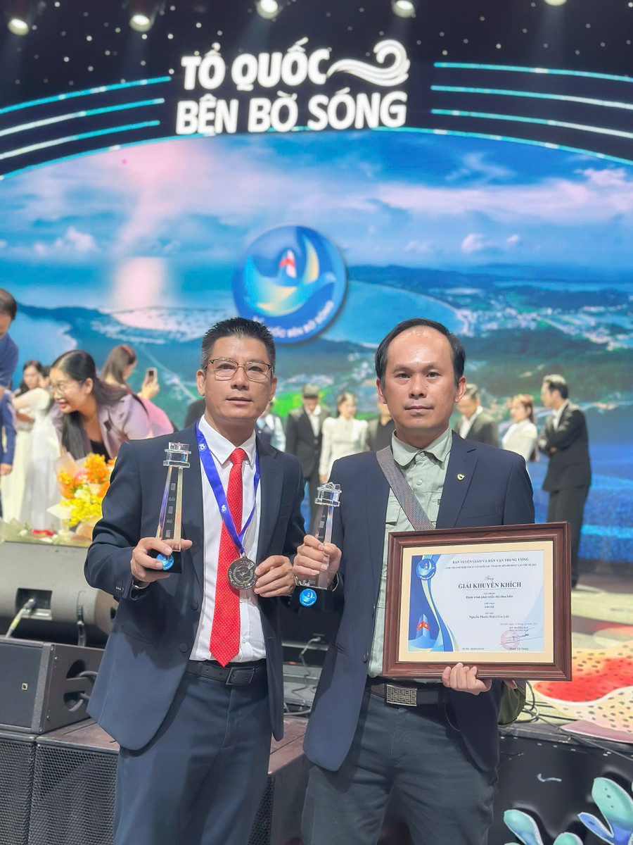 Da esquerda para a direita: os artistas Nguyen Minh Quang e Nguyen Phuoc Hoai na cerimônia de premiação na noite de 16 de outubro. Foto: NVCC 8d3217165e35d36b8a24.jpg