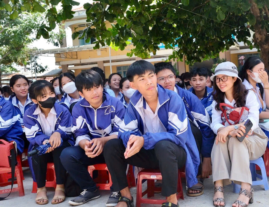 Cô giáo Trần Hoàng Nguyên (bìa phải) là người thường xuyên gần gũi học trò, truyền cảm hứng về việc đọc. Ảnh: NVCC c3136615ec1661483807.jpg